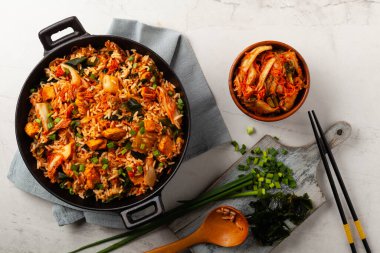 Tavuklu kimçi lahanası. Bir tavada hazır. Üst görünüm.