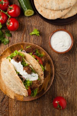 Kebap, pide kofta, çörek. Geleneksel Güney Avrupa yemeği. Üst görünüm. 