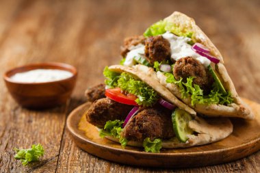 Kebap, pide kofta, çörek. Geleneksel Güney Avrupa yemeği. Ön görünüm. 