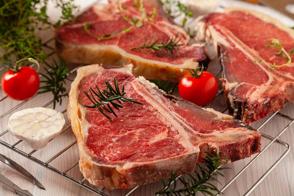 Rohes Steak Mit Knochen Und Kräutern Grill Zubehör Fertig Zum — Stockfoto
