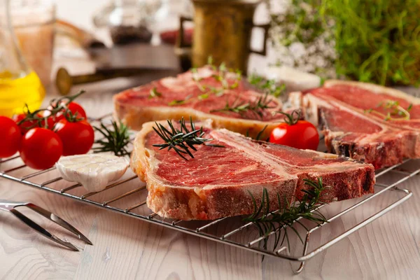 Rohes Steak Mit Knochen Und Kräutern Grill Zubehör Fertig Zum — Stockfoto