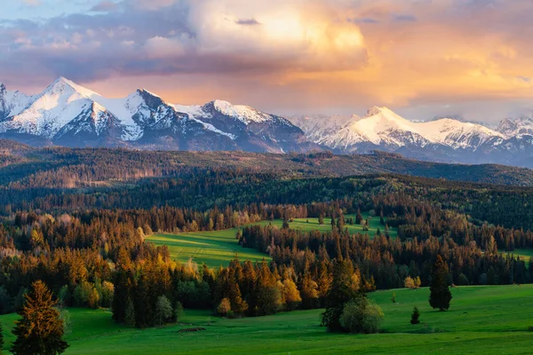 Belo Pôr Sol Sobre Montanhas Tatra Altos Picos Cobertos Neve — Fotografia de Stock