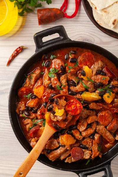 Varkensstoofpot Met Chorizo Zwarte Bonen Geserveerd Met Sinaasappel Smaak Gebracht — Stockfoto