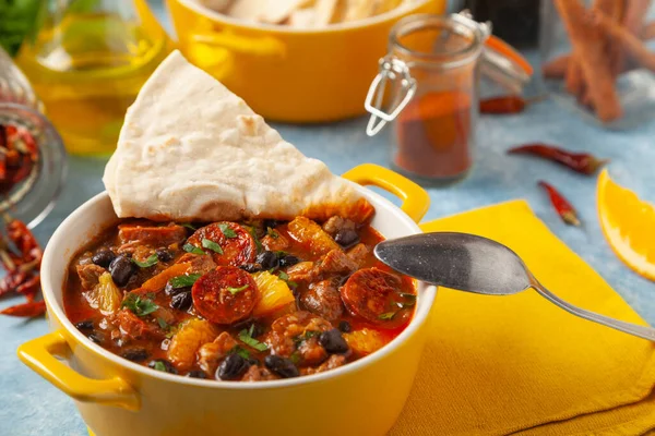 Varkensstoofpot Met Chorizo Zwarte Bonen Geserveerd Met Sinaasappel Smaak Gebracht — Stockfoto