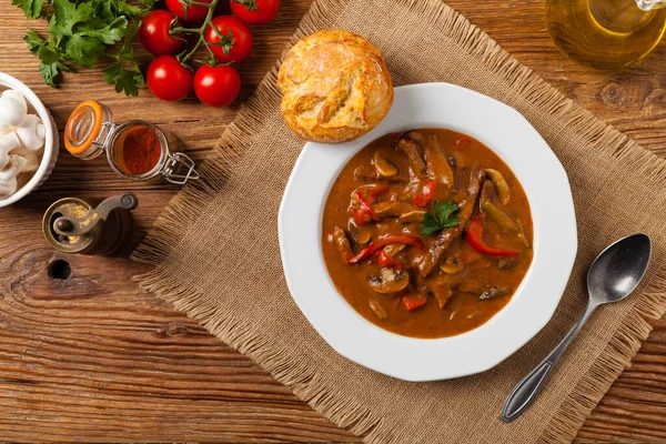 Boeuf Stroganow Strogonow Klassieke Russische Stoofpot Geserveerd Een Wit Bord — Stockfoto