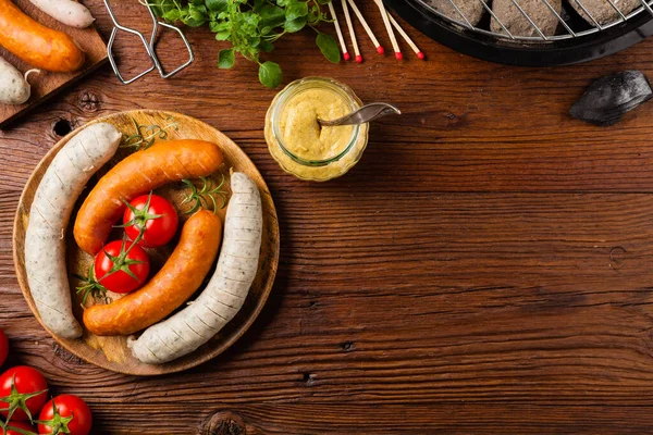 Çiğ, hazır sosisler. Izgara aksesuarları. Kavram. Tarif için yer. Üst görünüm. 