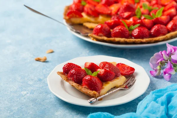 Deliziosa Crostata Con Fragole Sfondo Dipinto Blu Vista Frontale — Foto Stock