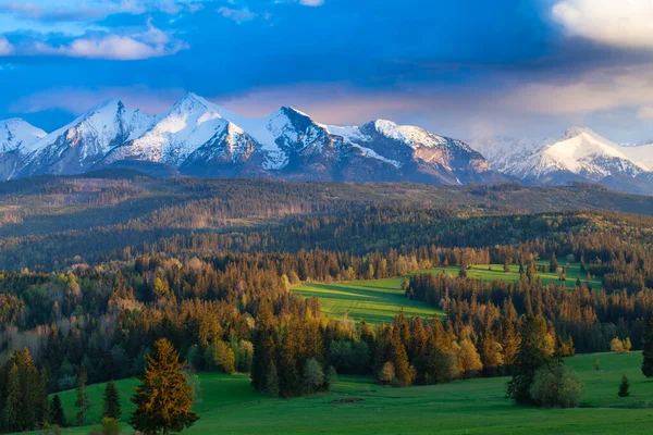 Beau Coucher Soleil Sur Les Montagnes Tatra Des Sommets Enneigés — Photo