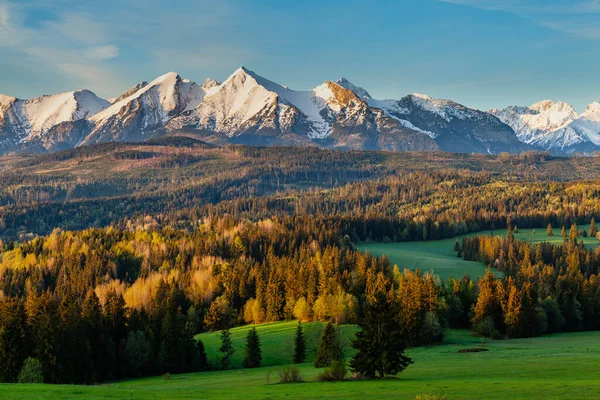 Schöner Sonnenaufgang Über Der Tatra Schneebedeckte Gipfel Die Von Goldenen — Stockfoto