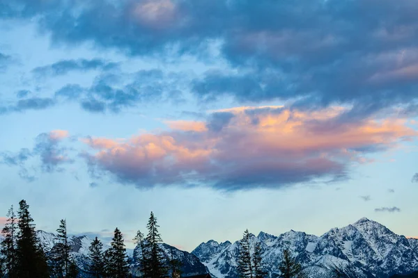 Eine Fabelhafte Wolke Hängt Über Den Schneebedeckten Gipfeln Beleuchtet Von — Stockfoto