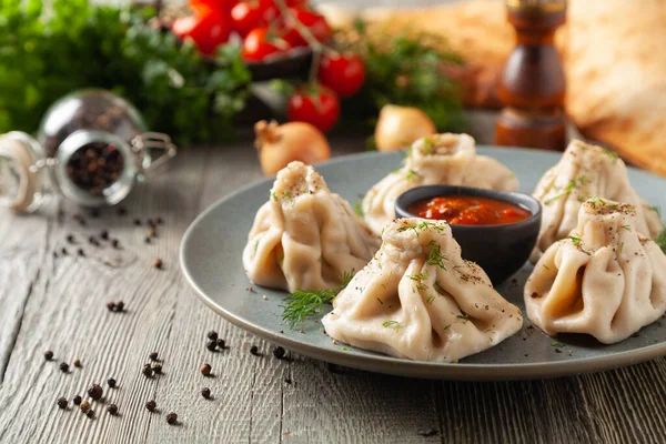 Boulettes Géorgiennes Traditionnelles Viande Khinkali Servi Dans Une Assiette Avec — Photo