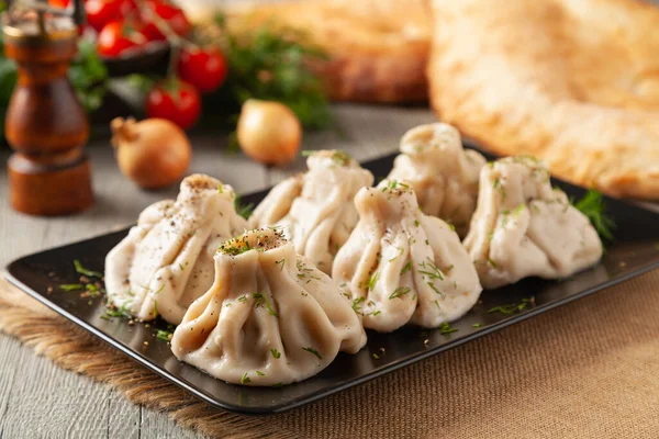 Traditionella Georgiska Dumplings Med Kött Khinkali Serveras Tallrik Med Traditionellt — Stockfoto