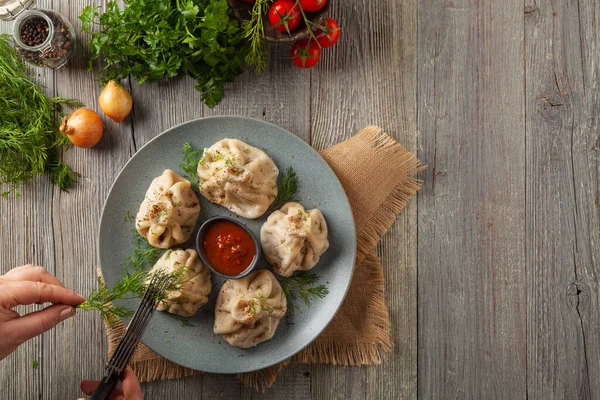 Albóndigas Georgianas Tradicionales Con Carne Khinkali Sirve Plato Con Pan —  Fotos de Stock