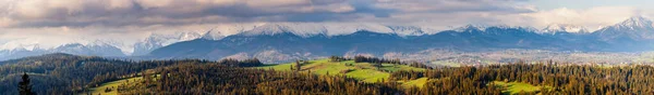 Magnifique Panorama Sur Toute Chaîne Des Tatra Les Rayons Colorés — Photo