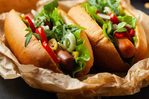 Vegetariánské Hot Dogy Sójovými Klobásami Čerstvou Zeleninou Pohled Zepředu — Stock fotografie