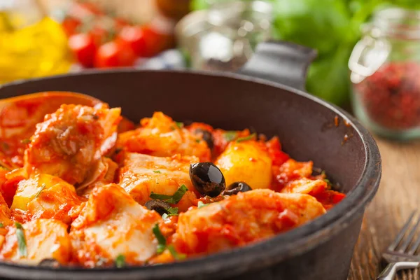 Bacalhau Tradicionalmente Preparado Espanhol Servido Molho Tomate Com Batatas Cozidas — Fotografia de Stock