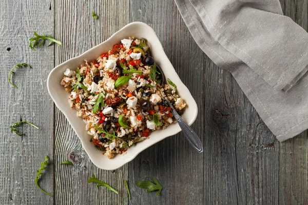 Kırmızı pirinçli moda öğle yemeği, sebze ve sebze karışımı. Üst Manzara. Gri ahşap arka planda beyaz kasede servis ediliyor.. 