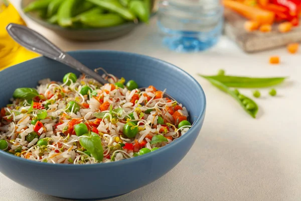 Pranzo Alla Moda Con Riso Verdure Servito Una Ciotola Blu — Foto Stock