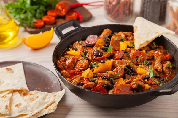 Varkensstoofpot Met Chorizo Zwarte Bonen Geserveerd Met Sinaasappel Smaak Gebracht — Stockfoto