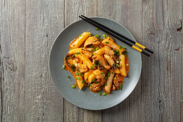 Nouilles Riz Tteokbokki Traditionnelles Coréennes Avec Poulet Légumes Champignons Shitake — Photo