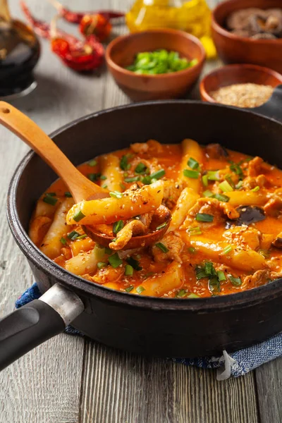 Traditionele Koreaanse Tteokbokki Rijstnoedels Met Kip Groenten Shitake Champignons Voorbereid — Stockfoto