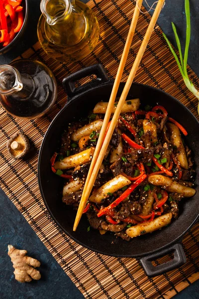 Nouilles Riz Tteokbokki Traditionnelles Coréennes Bœuf Aux Légumes Aux Champignons — Photo