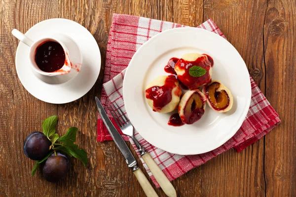 Dumplings Plums Topped Plum Sauce Served Cream Sugar Top View — Stock Photo, Image