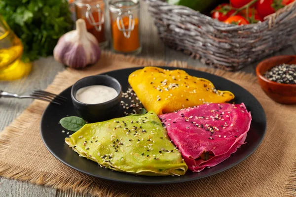 Pancake Berwarna Warni Dengan Isian Ayam Dan Vegan Berwarna Alami — Stok Foto