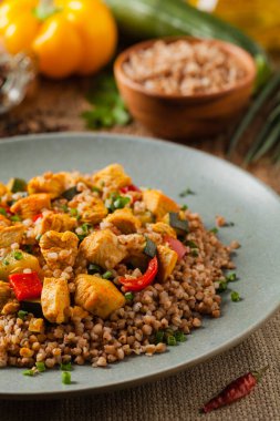 Tavuk ve sebzeli karabuğday. Ön görünüm.