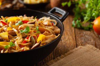 Mangolu kızarmış tavuk ve erişteli hindistan cevizi sütü. Bir tavada hazır. Ön görünüm. 