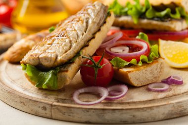 Kavrulmuş uskumrulu geleneksel Türk sandviçi.