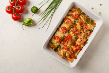 Domates soslu tavuklu fırında krep. Üst görünüm. 