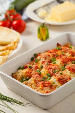 Domates soslu tavuklu fırında krep. Ön görünüm. 