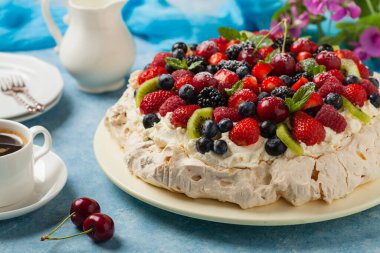 Taze meyveli Meringue Pavlova keki. Ön görünüm.