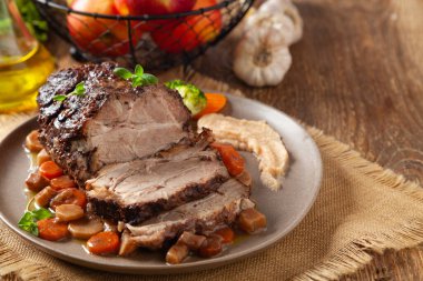 Kızarmış domuz boyunlu, sebzeli şarapla pişirilmiş. Elma püresiyle servis edilmiş. Geleneksel İsviçre yemeği.