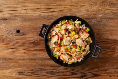 Çin usulü morina balığı, tavada hazırlanmış. Doğal ahşap zemin. 