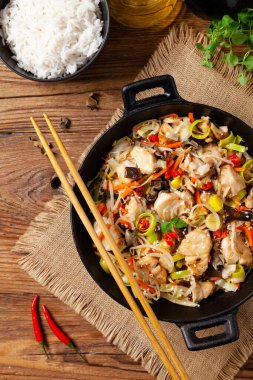 Çin usulü morina balığı, tavada hazırlanmış. Doğal ahşap zemin. 