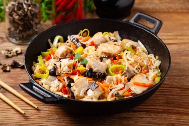 Çin usulü morina balığı, tavada hazırlanmış. Doğal ahşap zemin. 