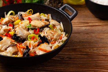 Çin usulü morina balığı, tavada hazırlanmış. Doğal ahşap zemin. 