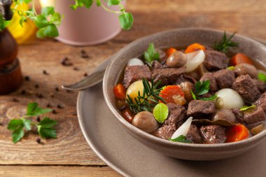 Klasik bordo tas kebabı. Ahşap arkaplan.