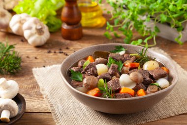 Klasik bordo tas kebabı. Ahşap arkaplan.