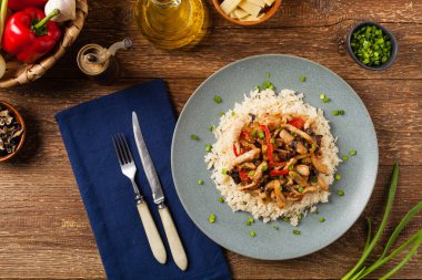 Biberli domuz pirzolası, mantar ve bambu. Pirinçle servis edilmiş. Yukarıdan aşağıya.