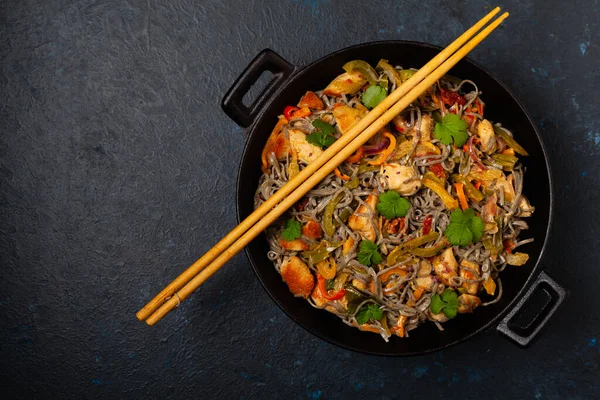 Wheat Noodles Black Sesame Fried Wok Chicken Vegetables Top View — Stock Photo, Image