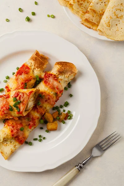 Bakt Pannekaker Med Kylling Tomatsaus Sett Ovenfra – stockfoto