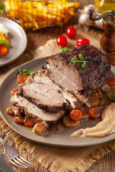 Whole Roasted Pork Neck Stewed Wine Vegetables Served Applesauce Traditional — Stock Photo, Image