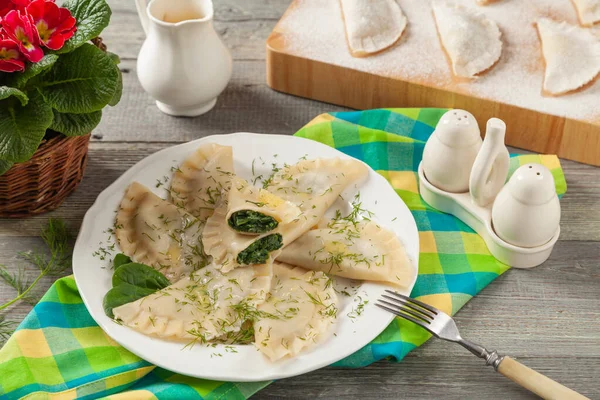 Knödel Mit Spinat Mit Geschmolzener Butter Belegt Und Mit Gehacktem — Stockfoto