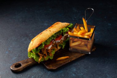 Vejetaryen şam sandviçi. Uzun bir rulo. Kötü ruh hali. Siyah arkaplan.