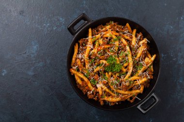 Makarna al ferretto ve ragu bolonez. Üst görünüm.