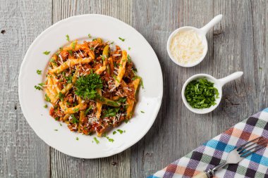 Makarna al ferretto ve ragu bolonez. Üst görünüm.