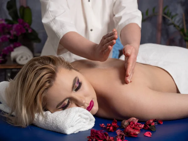 Die Masseurin Gibt Einer Frau Einem Massagesalon Eine Klassische Massage — Stockfoto